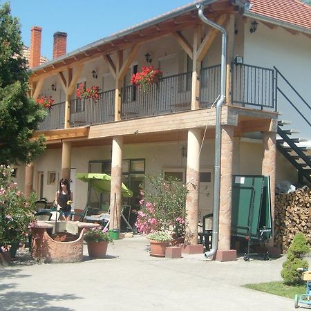 Bed and Breakfast Harsfavirag Vendeghaz Pápa Exterior foto