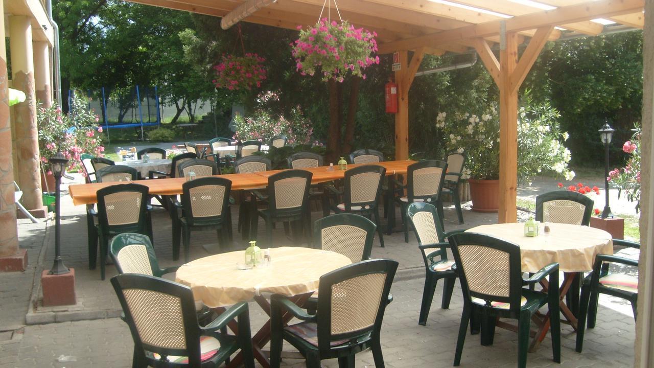 Bed and Breakfast Harsfavirag Vendeghaz Pápa Exterior foto